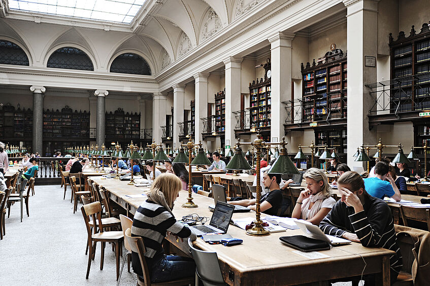 Picture of the great reading hall of the main librariy of the University of Vienna